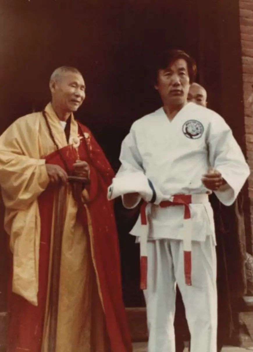 Chief Monk Hang Jung welcomes Grandmaster Shin, Shaolin Temple, China 1984